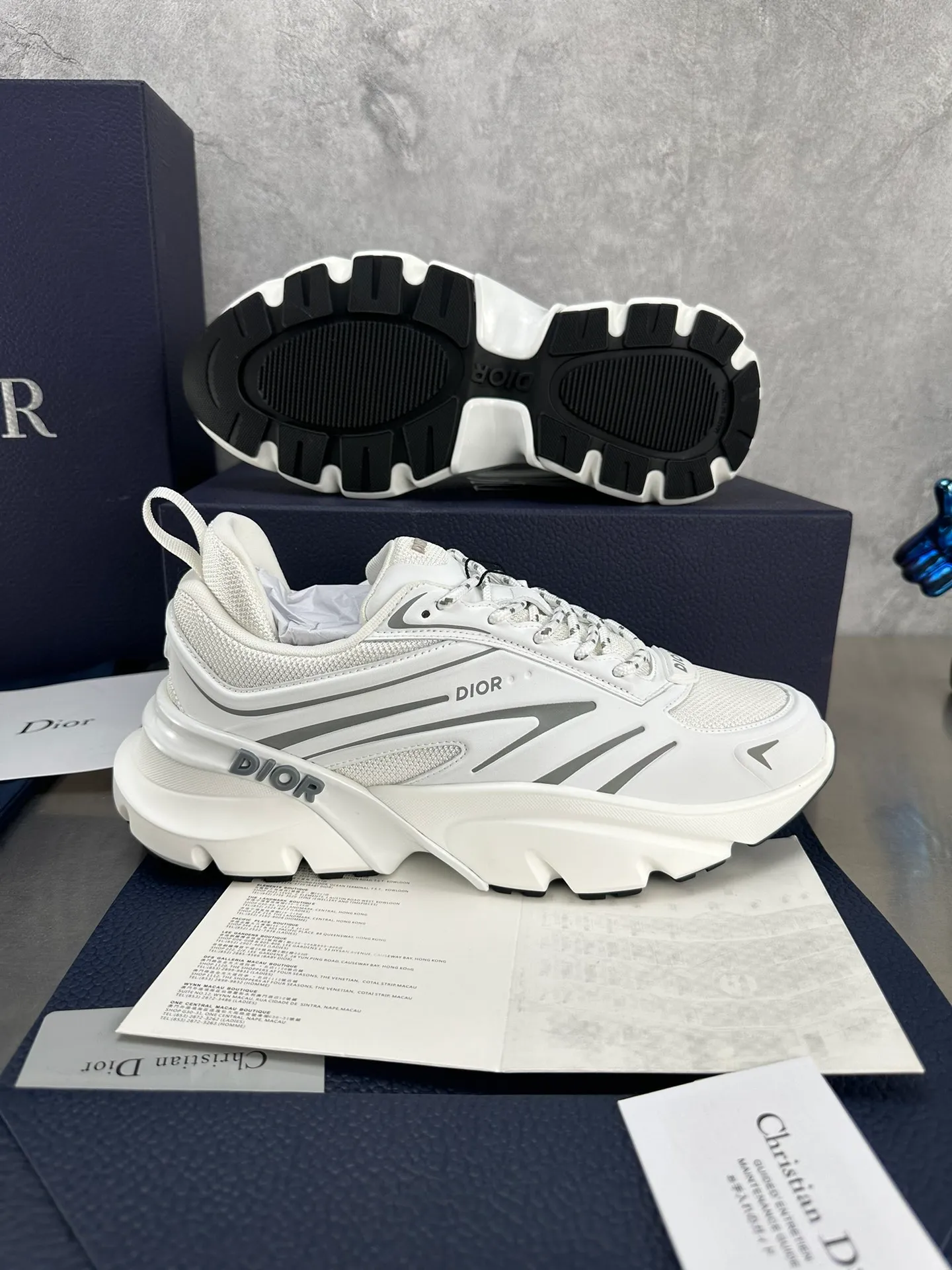 👟👟Ex-factory price 680👟👟 Dior B44 Blade sneakers for couples, a one-to-one replica of the original version. Embellishing the lifestyle capsule collection designed by lewishamilton, the dior B44 Blade sneaker is characterized by 2000s-inspired curves and a strong sense of volume. Promising a sporty yet retro-futuristic feel, they come in microfiber and canvas inlays and are embellished with the 'Dior' signature. These unique pieces, embellished with blades, capture the twisted beauty of the running world. The B44 Blade sneaker features a generous, voluminous silhouette inspired by the 2000s. Made from technical mesh, the upper features tonal technical fabric panels and features contrasting blade inserts on the sole for a running element. The Dior logo is featured on the upper, heel and sides. Two-tone laces and supportive socks accentuate its sporty aesthetic, giving the sneaker an ultra-modern edge to elevate its casual look. Couple size: 35-40, male 39-45